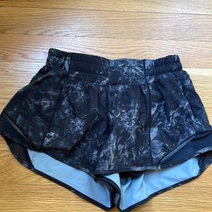 EUC lululemon Hotty hot shorts 2.5” inseam. Size 2.